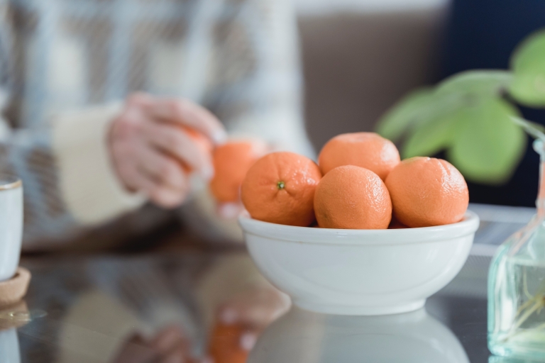 mandarine na stolu