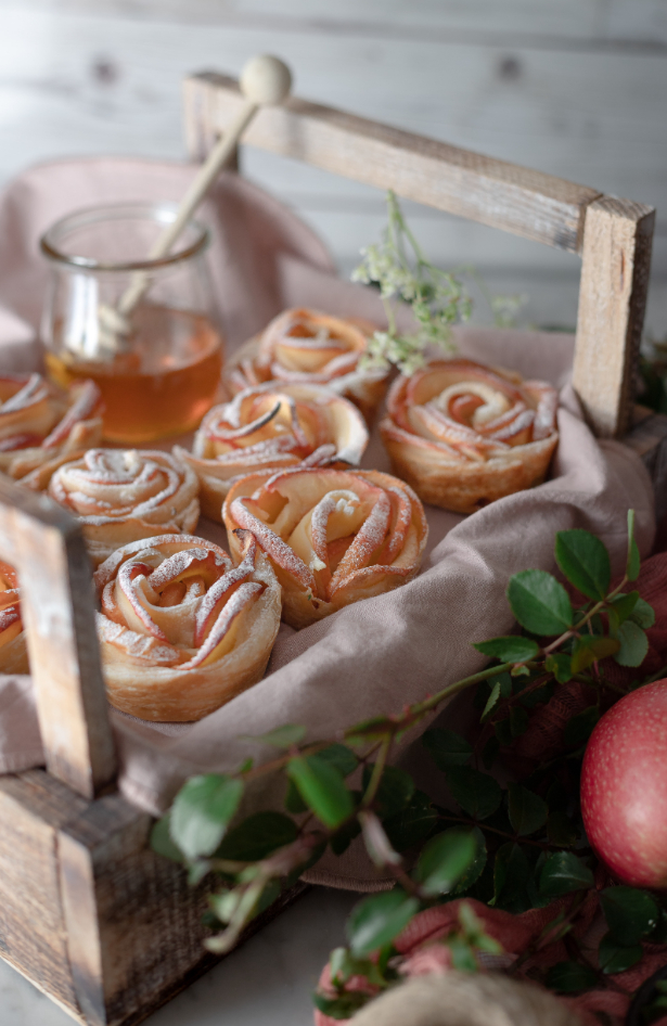 Najbrži jesenski deserti koje obožavamo: ružice od jabuka i pečene jabuke punjene s orasima