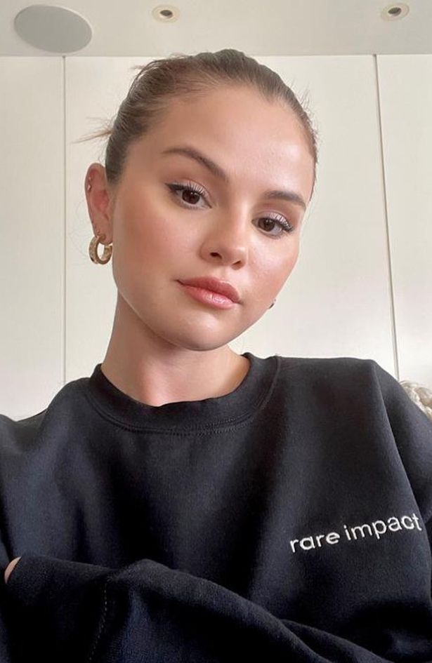 Selena Gomez ima totalno netipičnu zimsku manikuru koja je savršena za kratke nokte