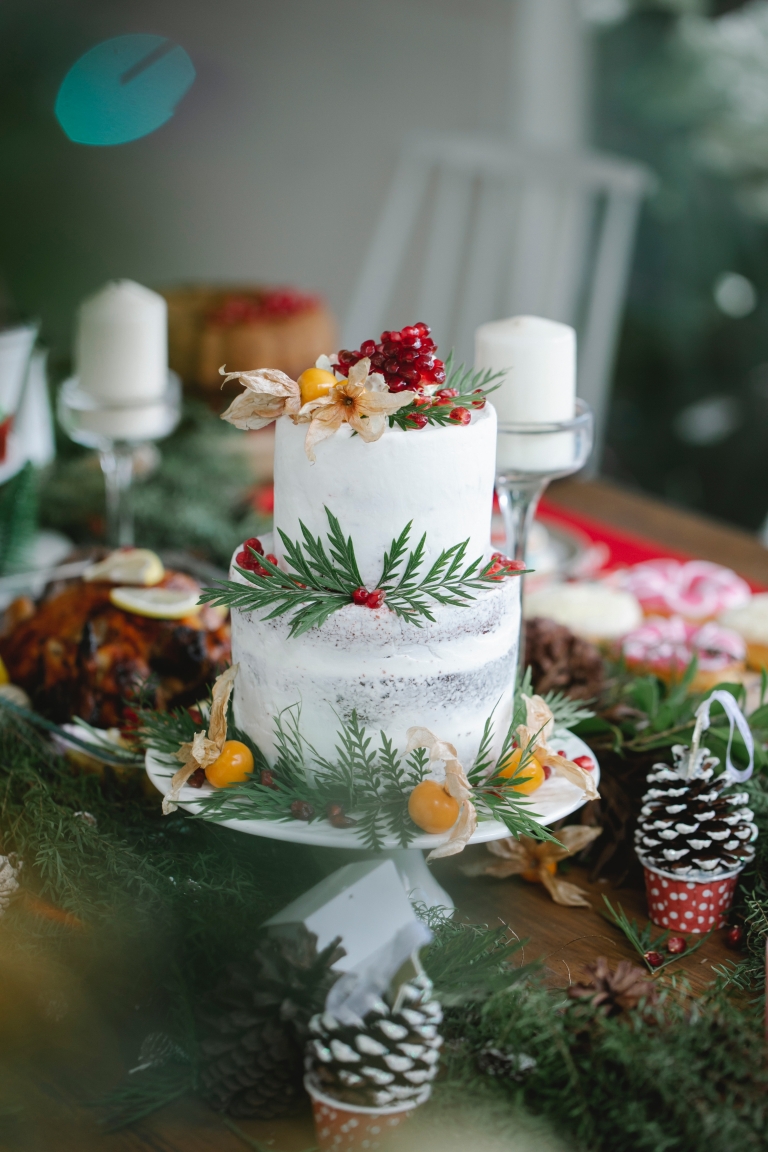 torta s ukrasom od božikovine