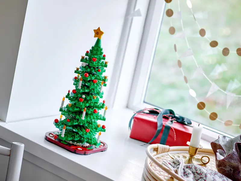 LEGO božićno drvce na prozoru