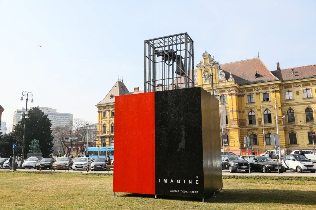 Ispred HNK u Zagrebu postavljena instalacija Imagine, Vladimira Dodiga Trokuta