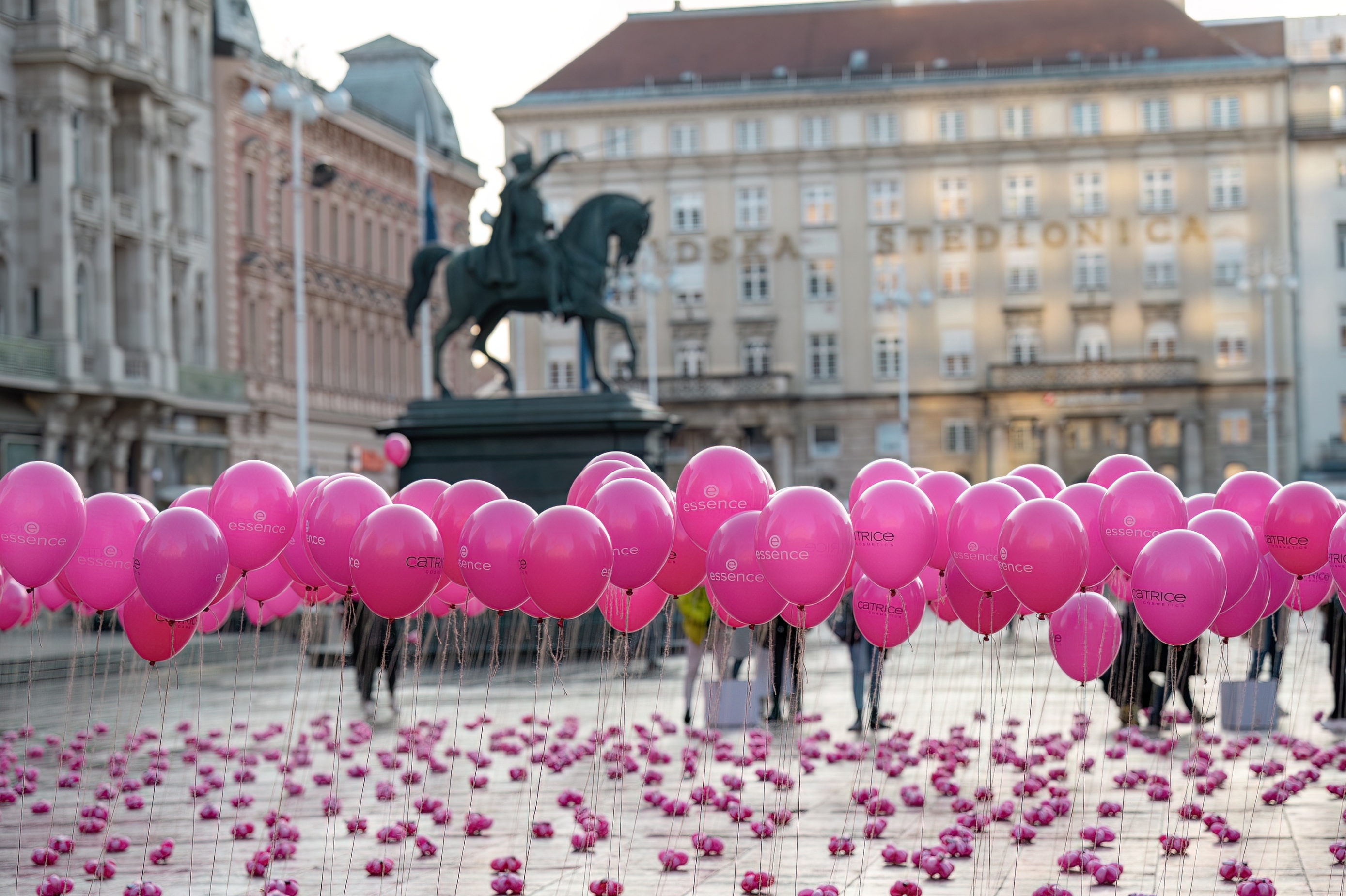 Trg bana Jelačića jutros su preplavili ružičasti baloni i to s dobrim razlogom