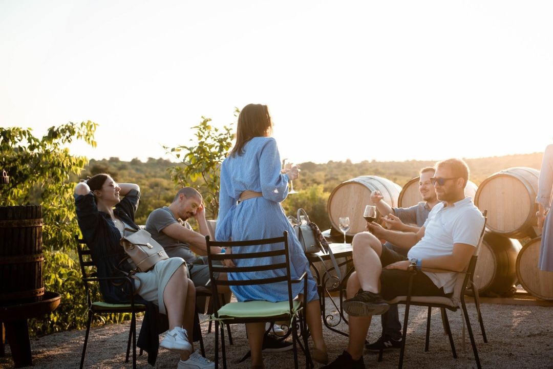 Zaputite se na ture po vinarijama i uživajte u rapsodiji okusa u srcu Dalmacije