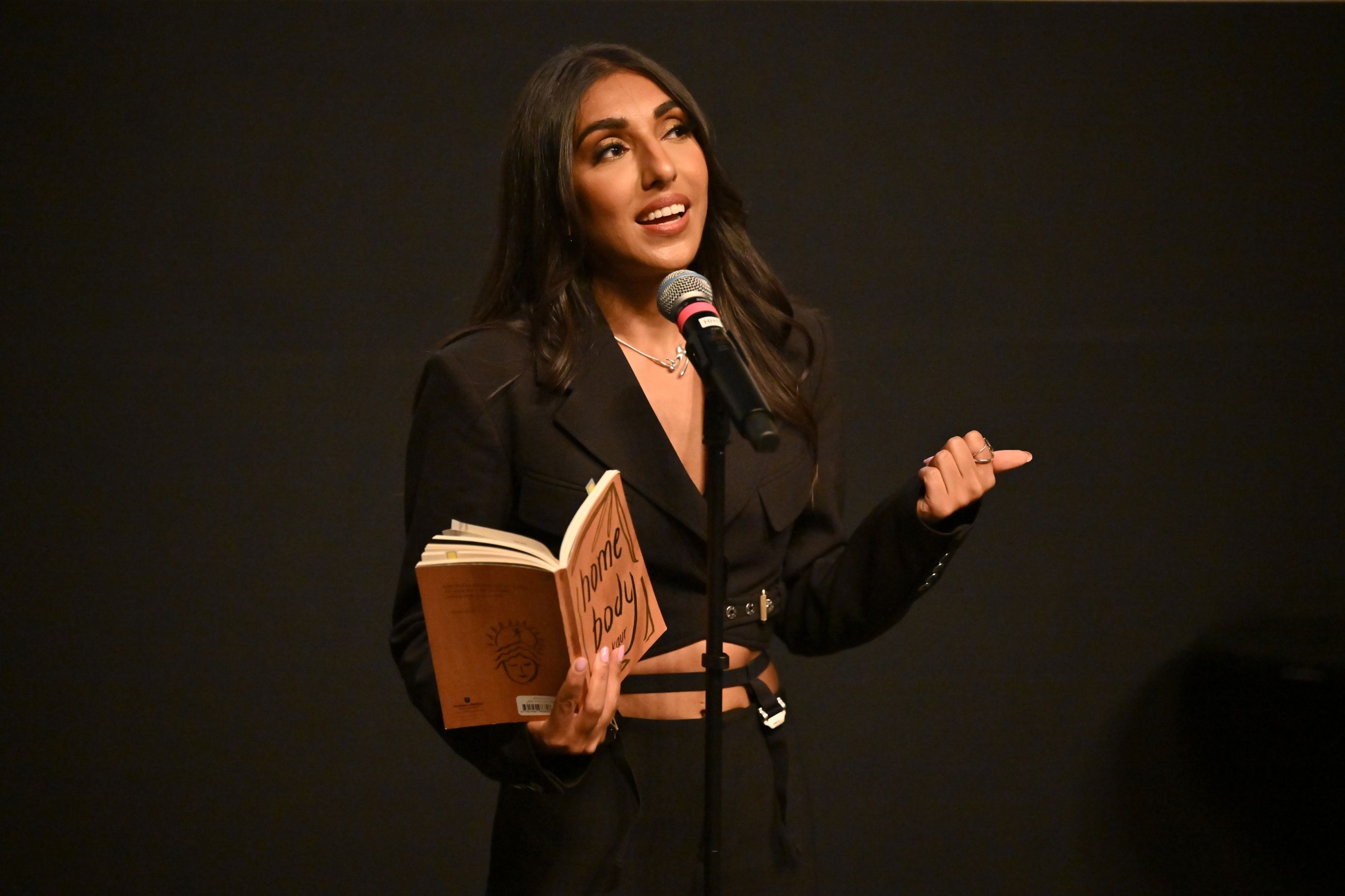 Rupi Kaur, pjesnikinja koju obožavaju društvene mreže, predstavlja nam Riječi kao lijek