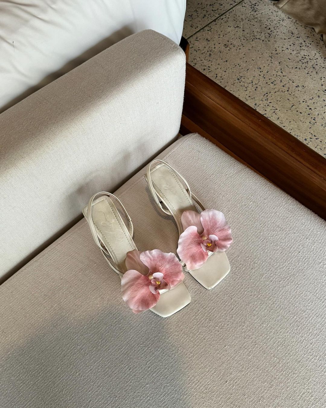 Ljetni it komad su sandale s 3D cvijećem. Znamo kako ih možete napraviti sami