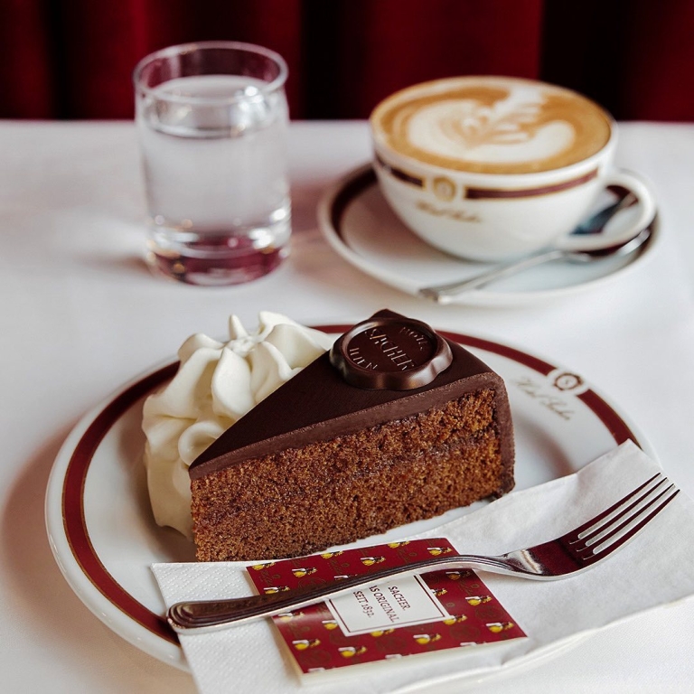 Kultna bečka kavana Sacher otvorena je u Trstu i nudi originalnu Sacher tortu