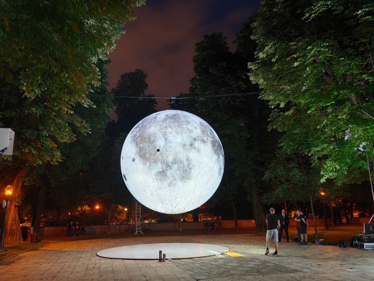 Dodirnite Mjesec na Mažurancu: Impresivna svjetlosna instalacija u centru Zagreba