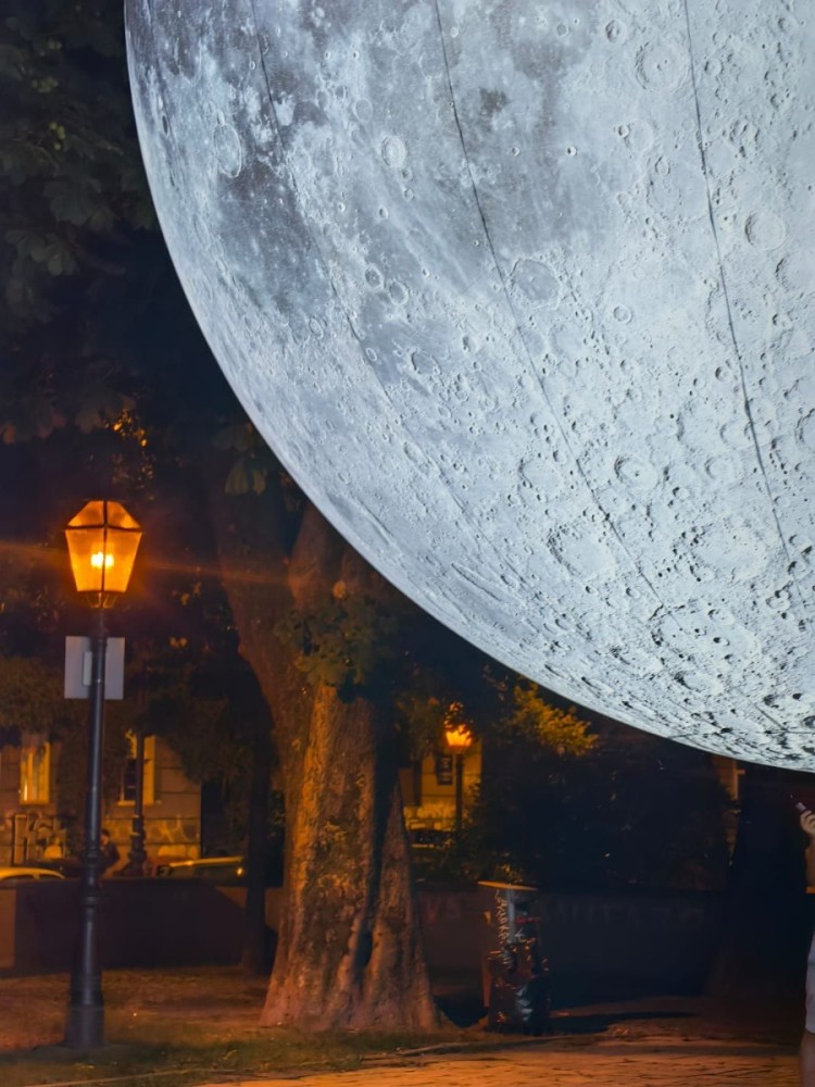 Dodirnite Mjesec na Mažurancu: Impresivna svjetlosna instalacija u centru Zagreba