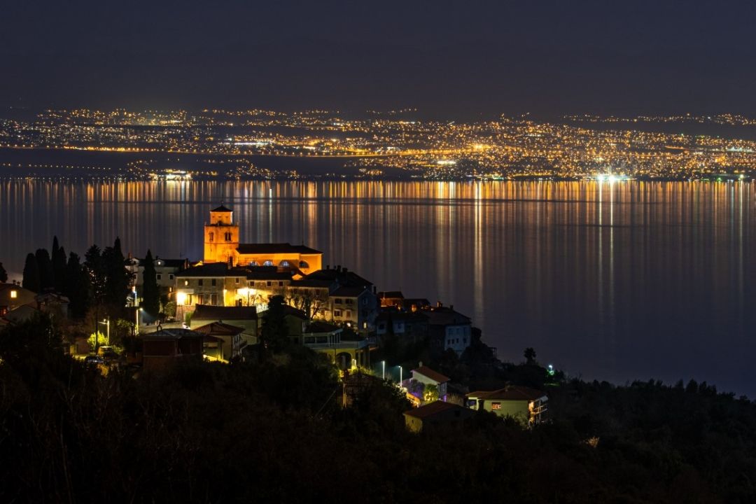 Mošćenice noću, Foto: TZ općine Mošćenička Draga