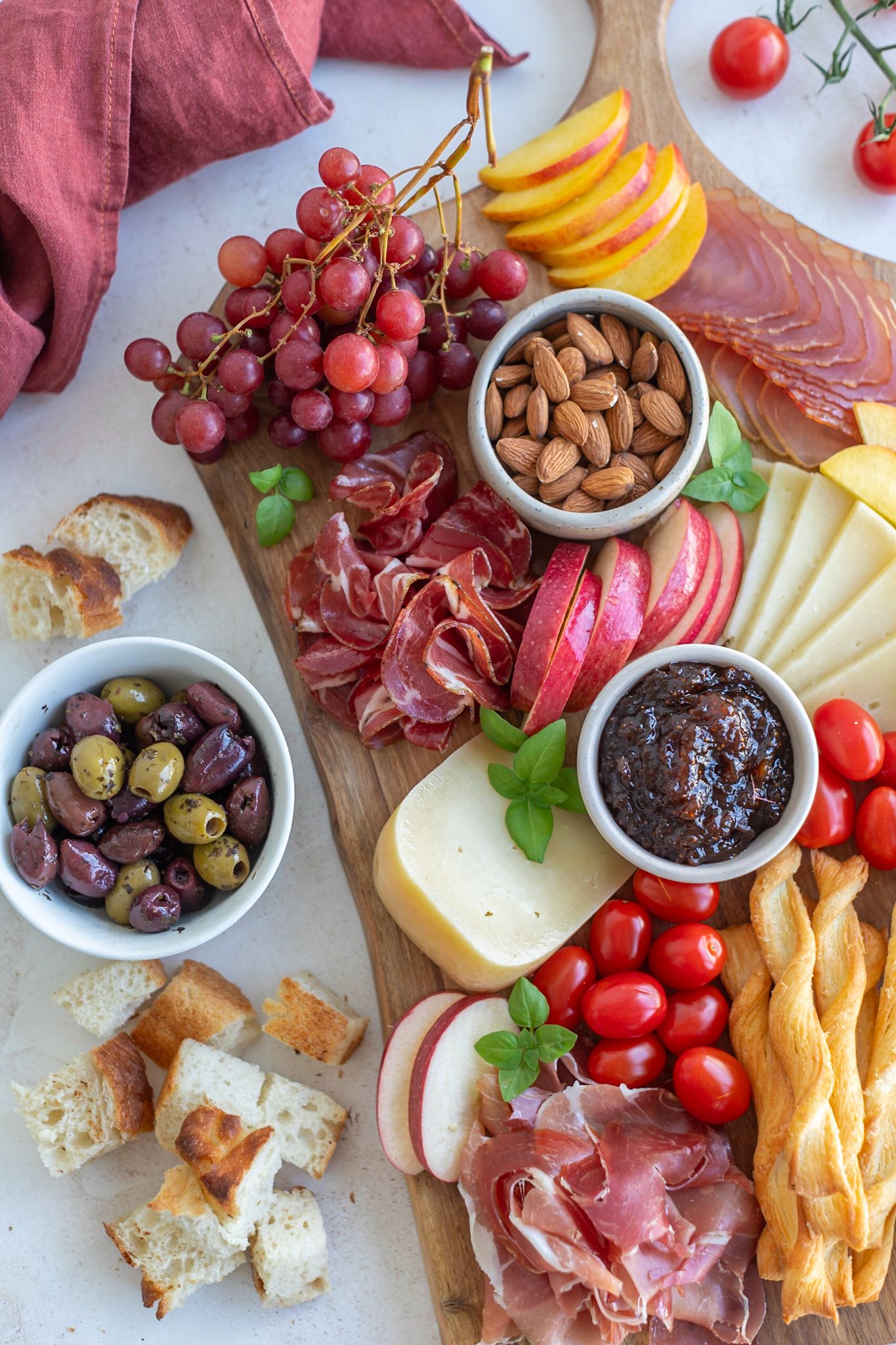 Kako napraviti savršen charcuterie board – viralni trend koji će svi željeti kopirati od vas?