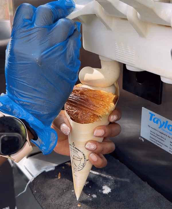 Nova ‘it’ slastica je kroasan punjen sladoledom. Znamo gdje možete probati Ice-crone