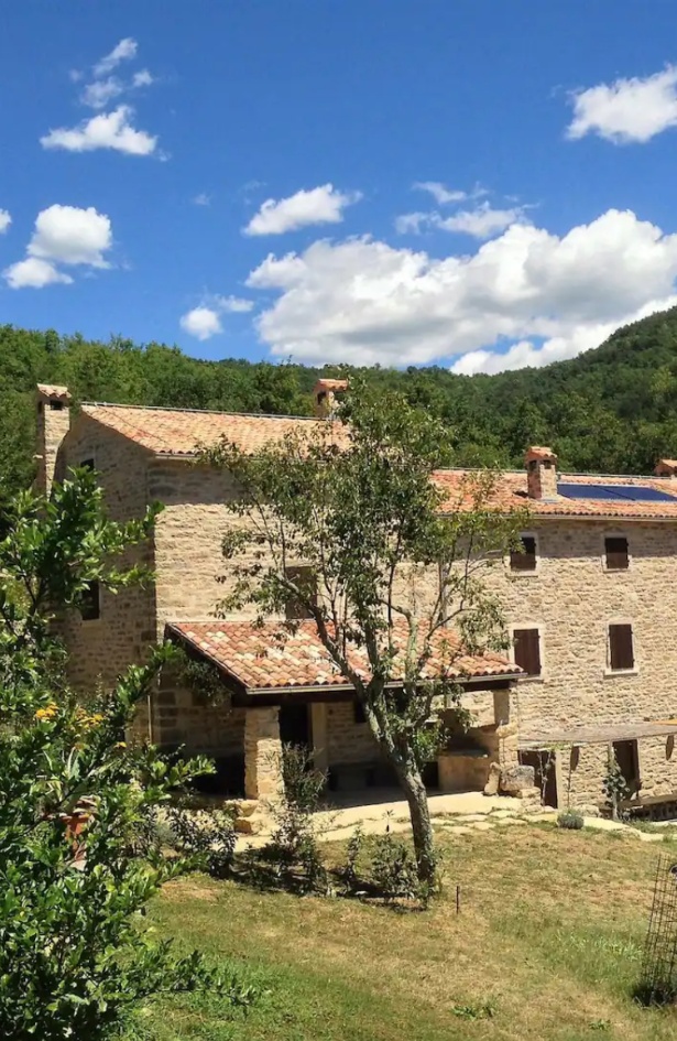 Tragate li za odmorom na selu, ova kamena kuća u Istri stvorena je za ljetni getaway