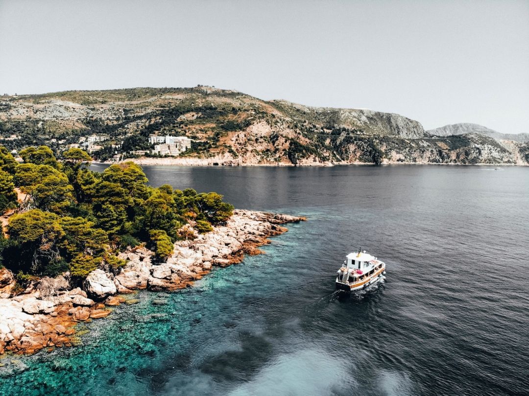 Naš otok stjenovitih plaža idealan je za bijeg od gradske vreve i punjenje baterija