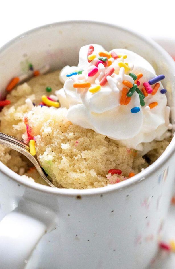 Savršen mug cake od vanilije iz mikrovalne pećnice gotov je u 3 minute