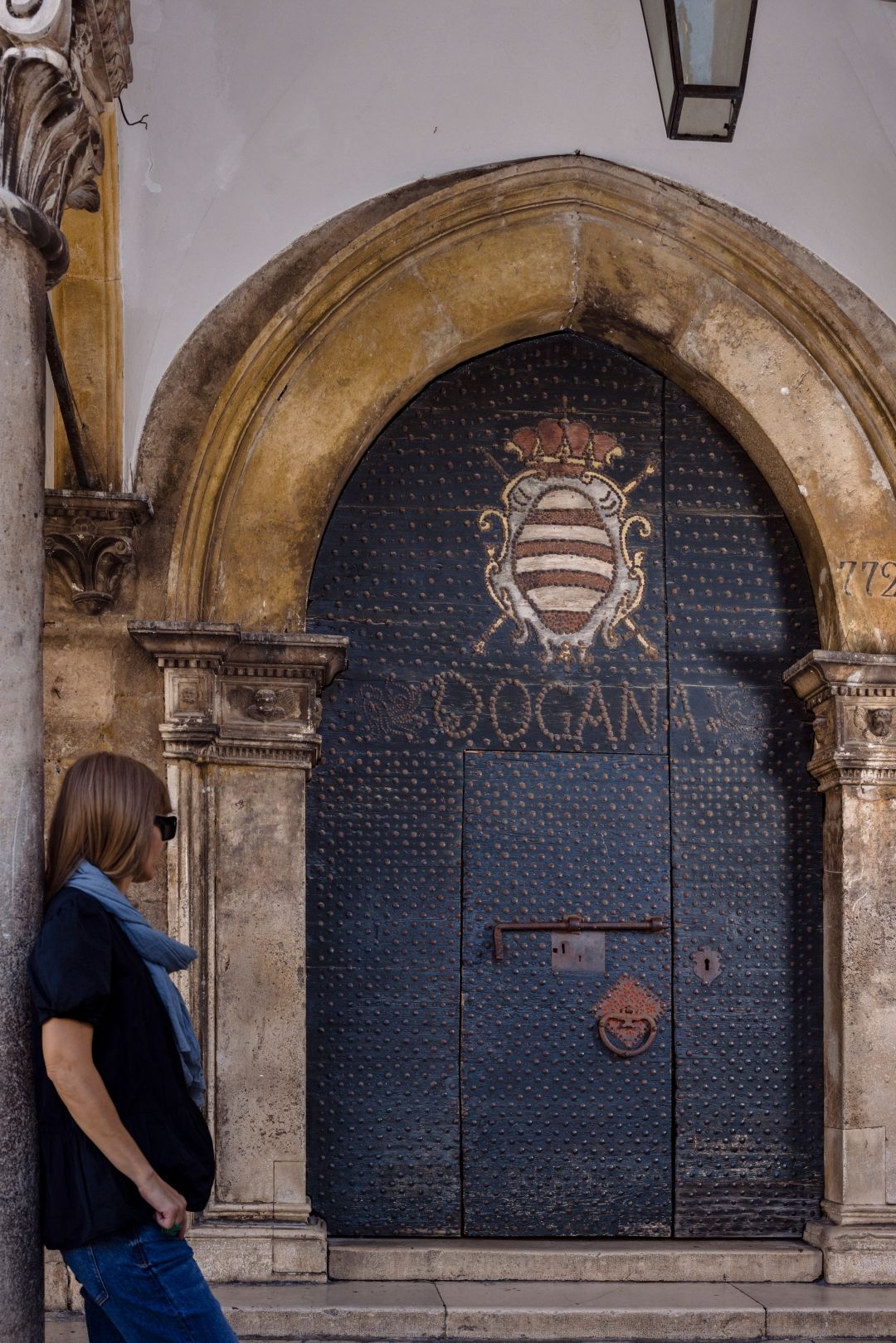 Doors of Dubrovnik Renata Debeljak Ispred vrata palače Sponza