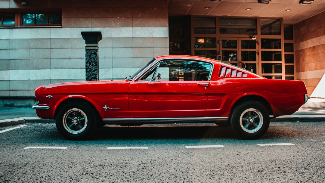 crveni Ford Mustang_Unsplash