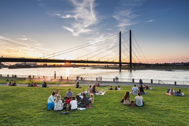 Sonnenuntergang, Rheinwiese, Düsseldorf, Nordrhein Westfalen, Deutschland