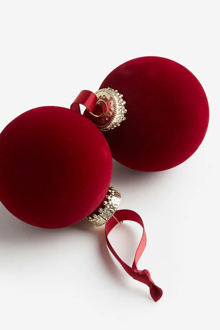 H&M Home božićna kolekcija, baršunaste kuglice za bor crvene