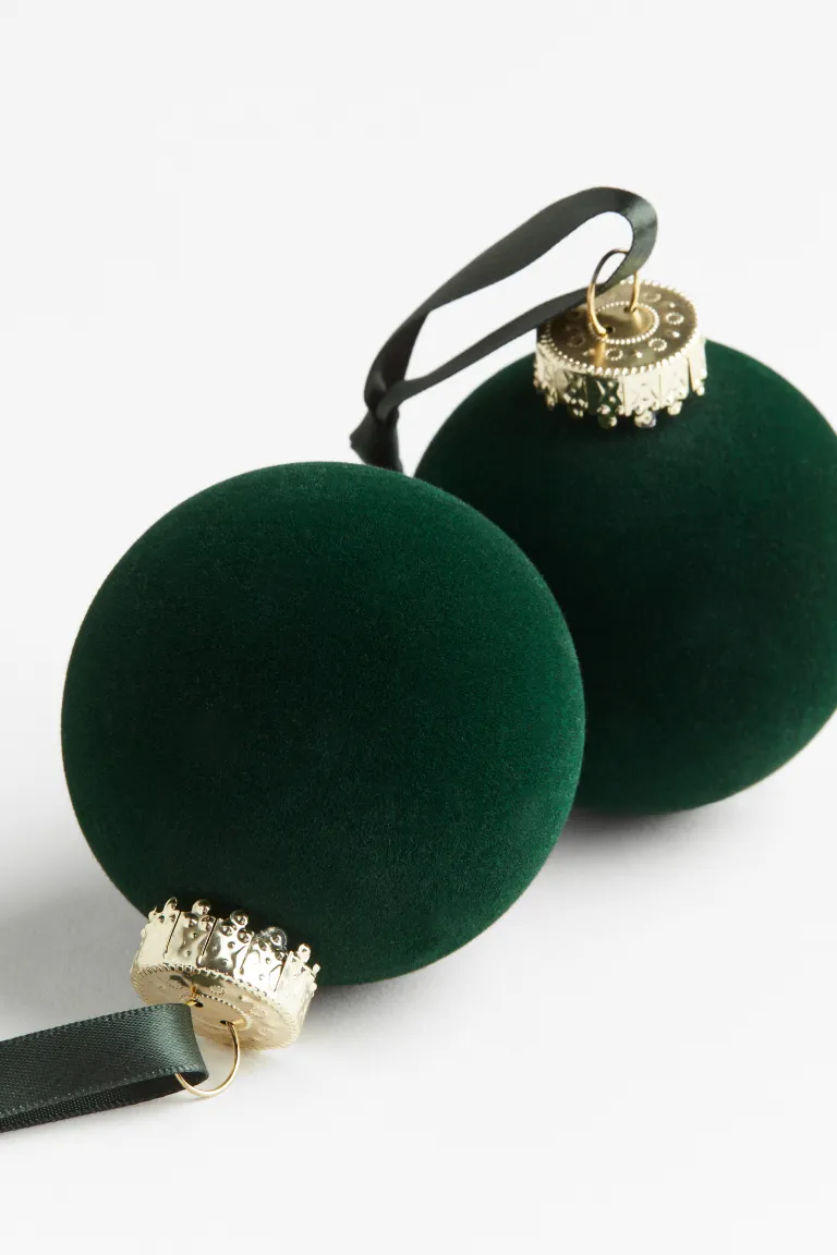 H&M Home božićna kolekcija, baršunaste kuglice za bor zelene