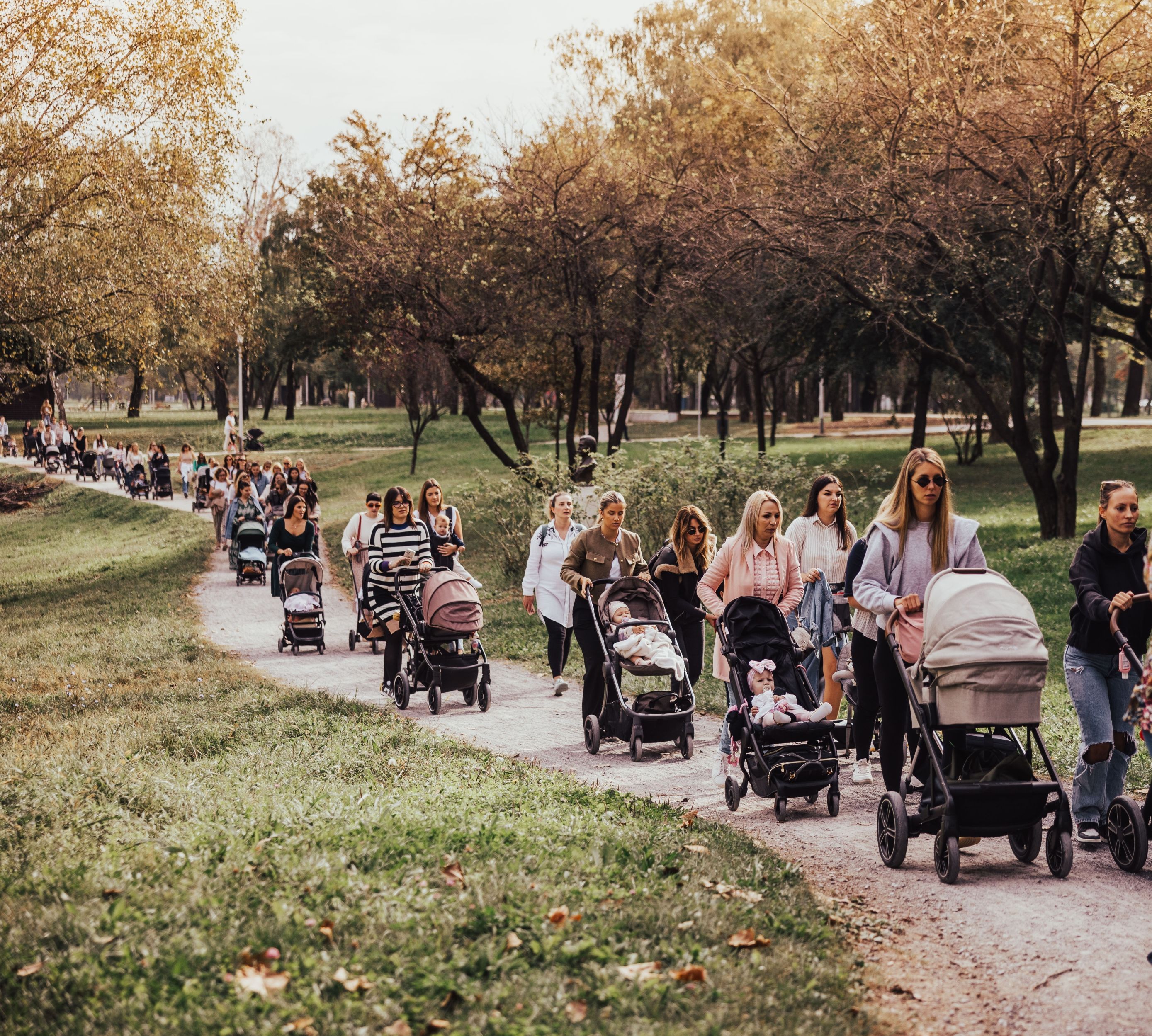 Održana prva Mali zakladi Promenada u Hrvatskoj – šetnja s više od stotinu mama i beba