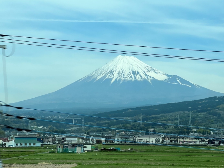 Planina Fuji slikana iz jurećeg Shinkansena