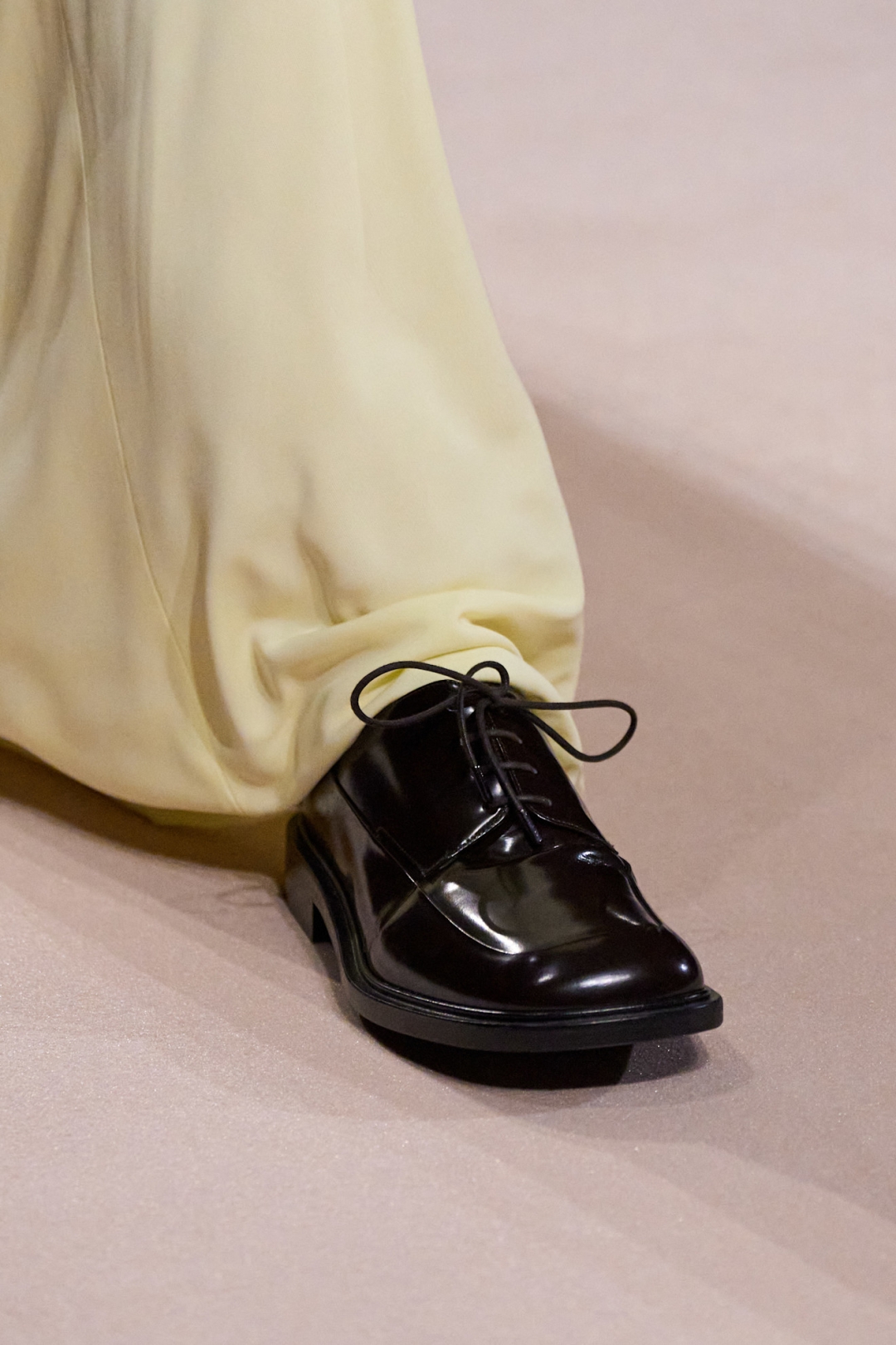 Gledali smo ih na Tjednima mode i ne možemo prestati razmišljati o njima. Sjećate li se ovih formalnih cipela?