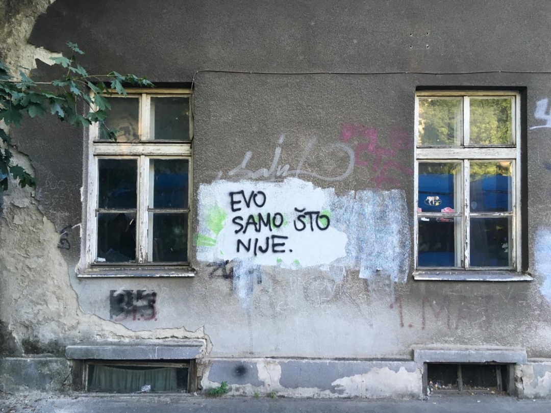 Tko je Nebitno? Njegovi grafiti osvojili su Zagreb, a sada otvara izložbu u Laubi