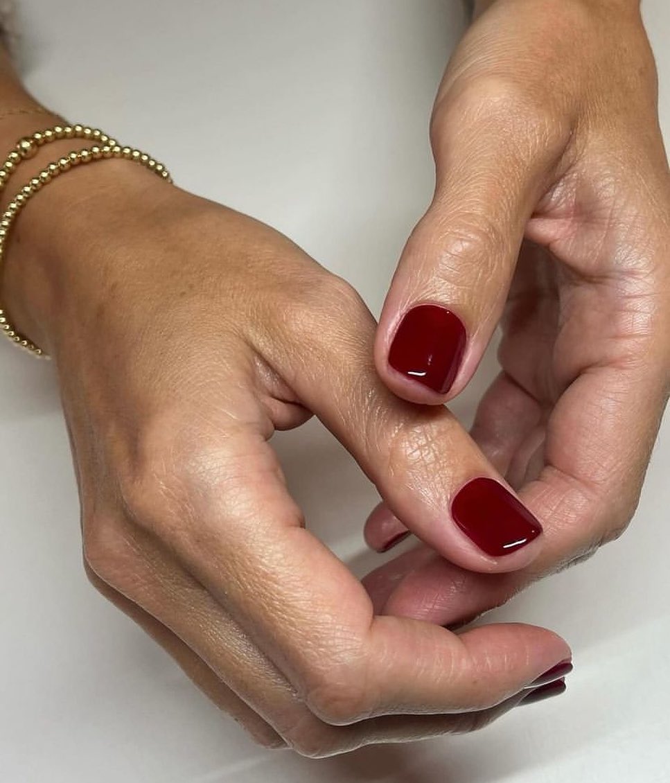 Četiri oblika noktiju koji vizualno produljuju prste i ruke