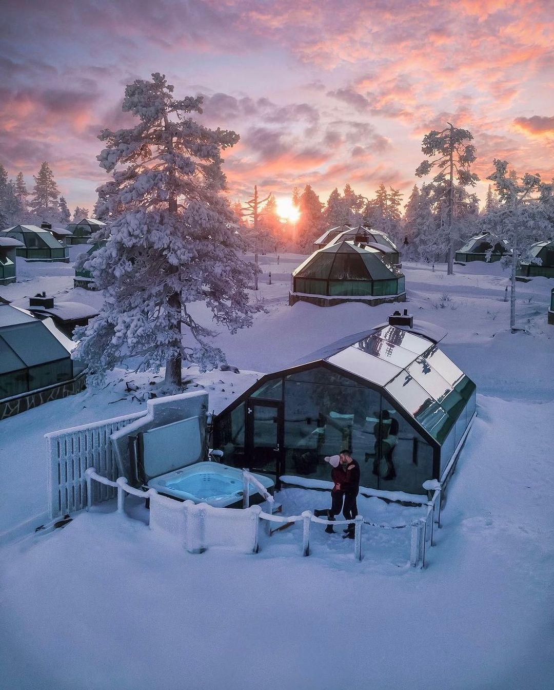 Finsko selo staklenih iglua za odmor kao iz bajke