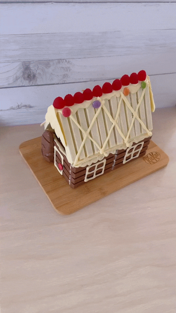Umjesto gingerbread kućice, za blagdane izrađujemo KitKat božićnu kolibu