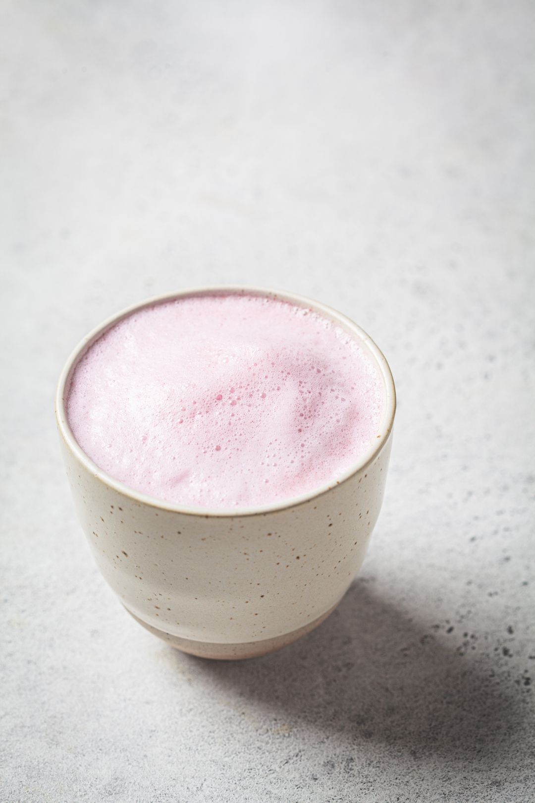 Ružičasti plant based cappuccino je sve što nam treba u jesenje popodne. Ili pak onaj s čokoladom?