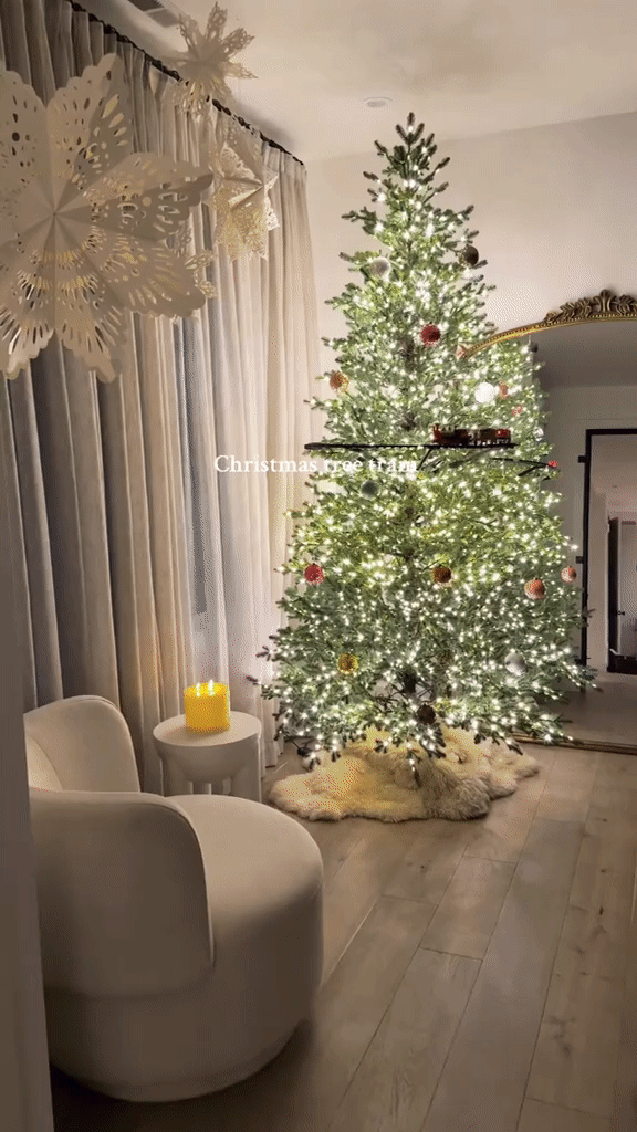 Najšarmantniji božićni ukras: Vlakić oko božićnog drvca