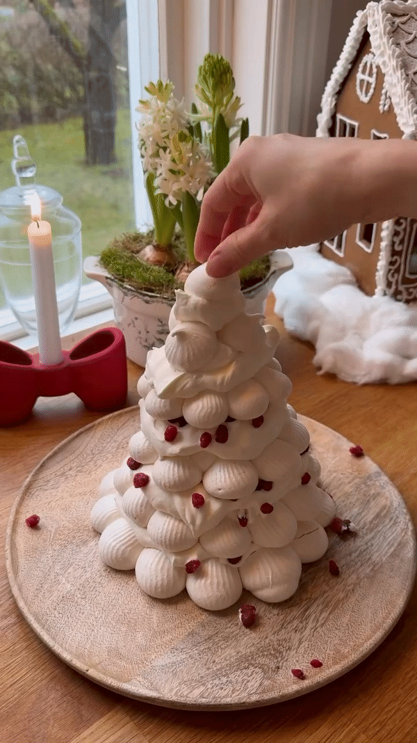Pavlova u obliku božićnog drvca neodoljiv je desert za vaš blagdanski stol