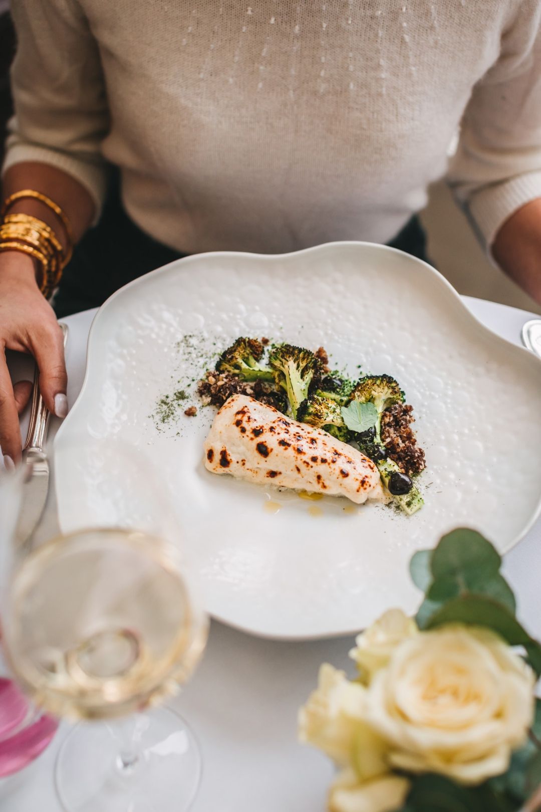 File romba, zapečen s kremom od parmezana i začinskog bilja, pečena brokula, crumbe od crnog češnjaka - Le BIstro Esplanade