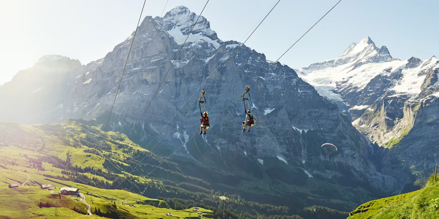 Grindelwald-First , let iznad alpskih nizina, Švicarska.jpg