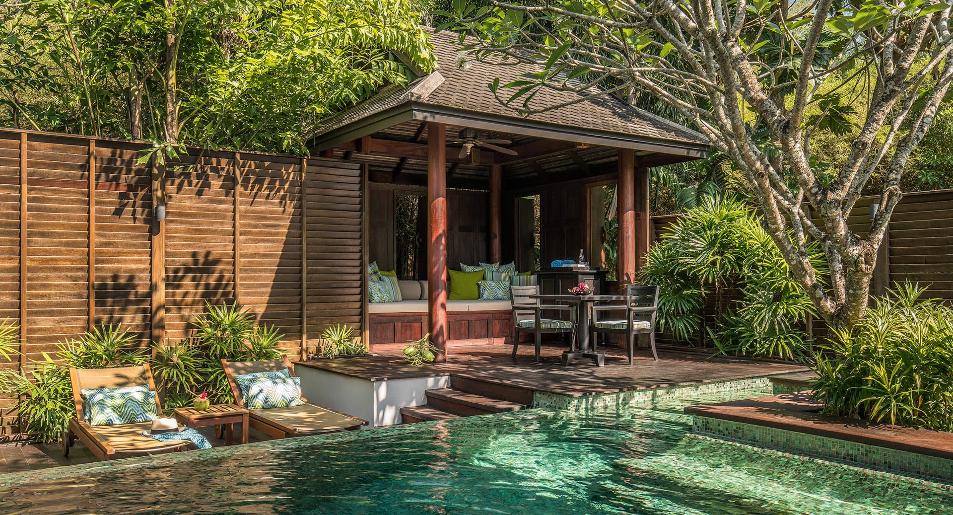 The White Lotus, Anantara Mai Khao Villas (1)