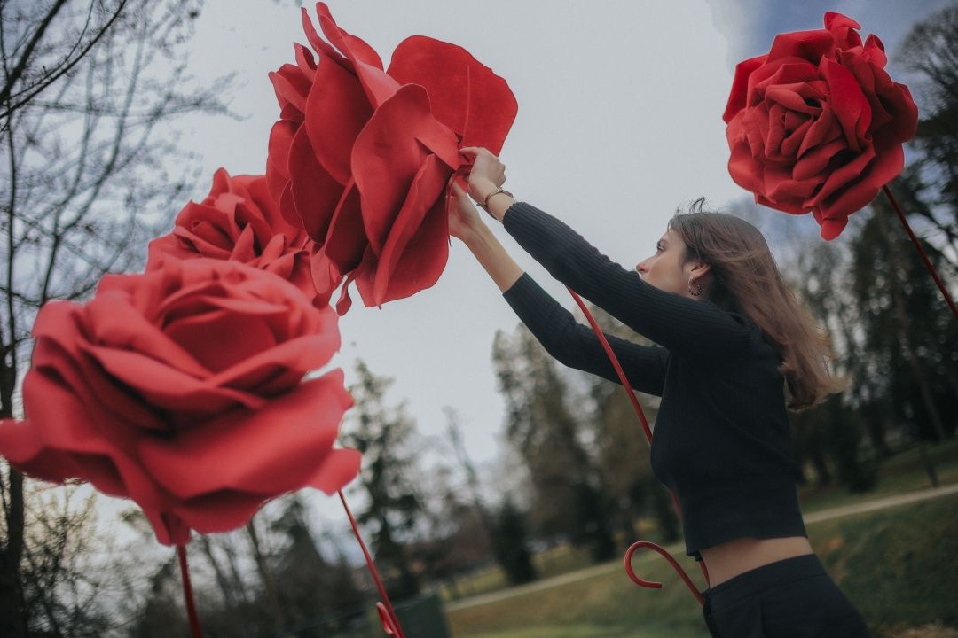 Adela Mesić instalacija Ruže u Jastrebarskom