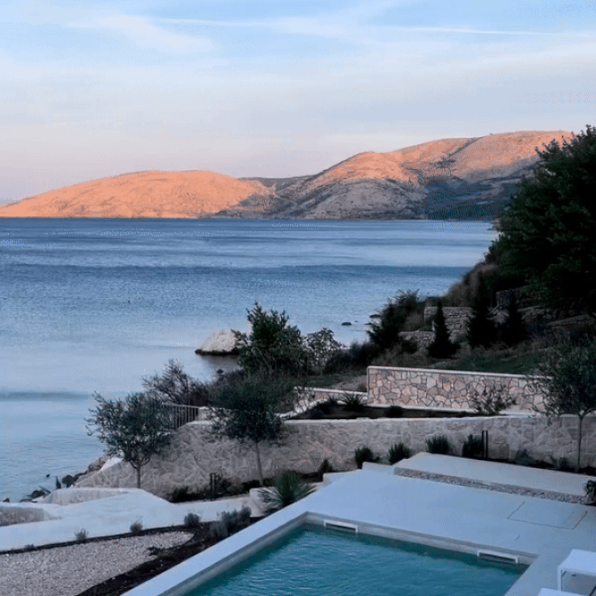 S prvim zrakama sunca želimo se teleportirati u ovu vilu s bazenom na otoku Krku