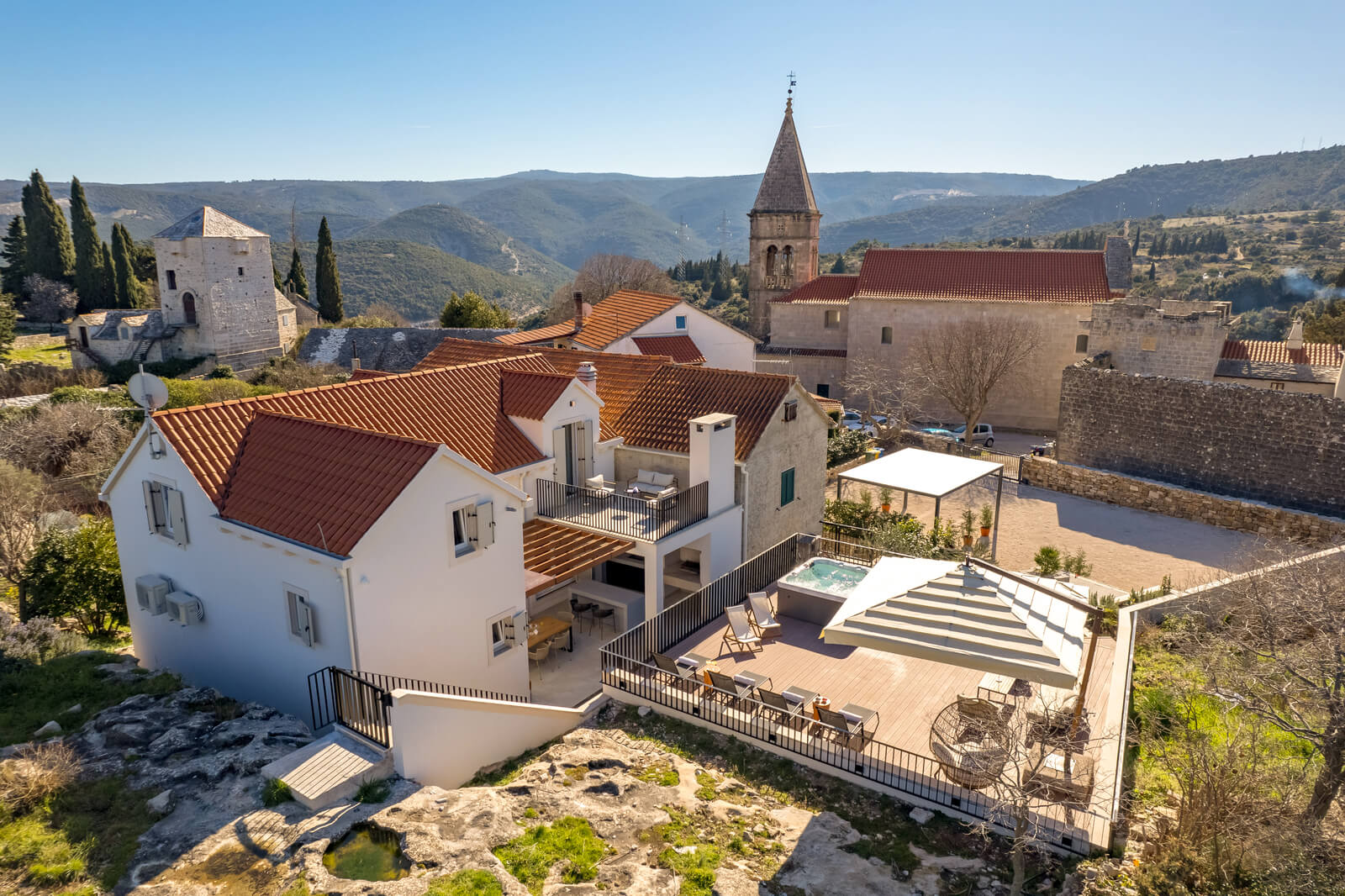 Prvi smo posjetili potpuno novu kuću za odmor s jacuzzijem na otoku Braču