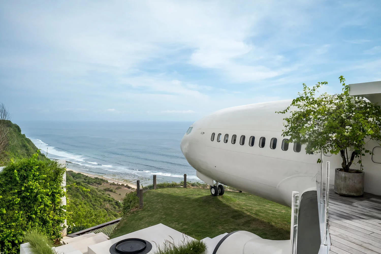 Avion na litici pretvoren u predivnu vilu s pogledom na plažu: Tko ne bi želio ovako provesti odmor?