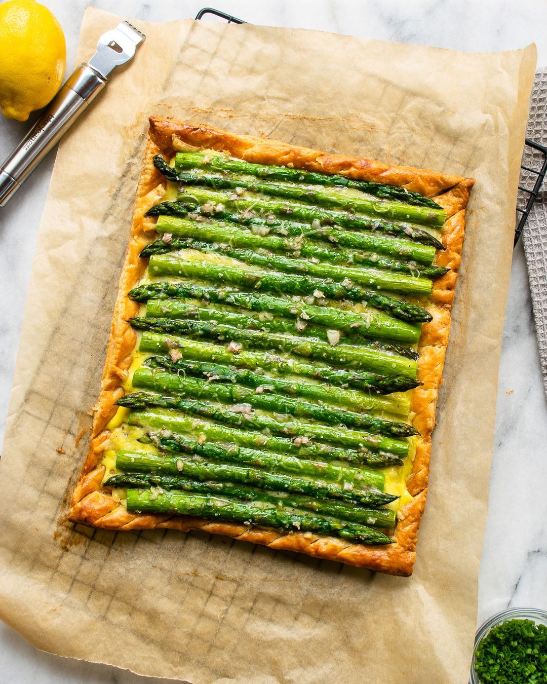 Proljetni tart sa šparogama i sirom poželjet ćete pripremiti već danas. Imamo recept