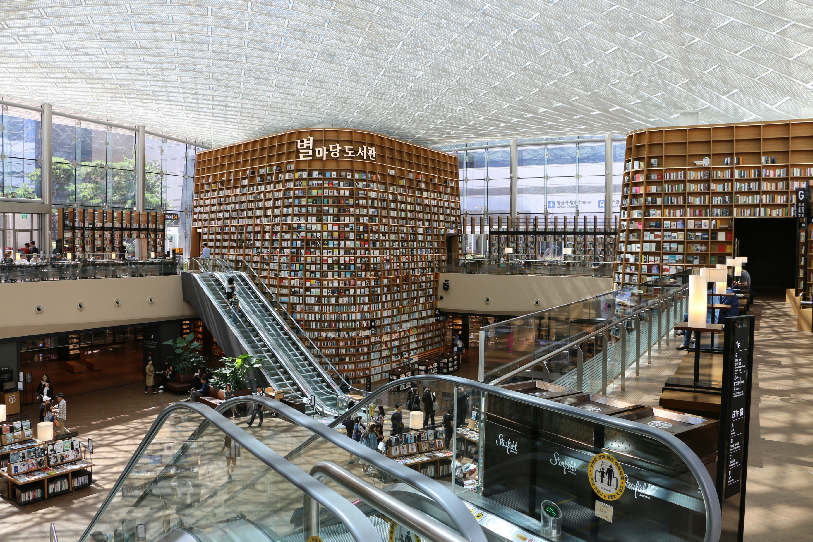 Ova knjižnica nije kao druge: Police su visoke 21 metar i sadrže preko 36 tisuća knjiga