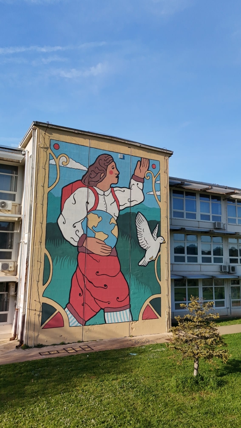 Mural na OŠ Vidikovac iz Pule poziva na mir, solidarnost i zajedništvo