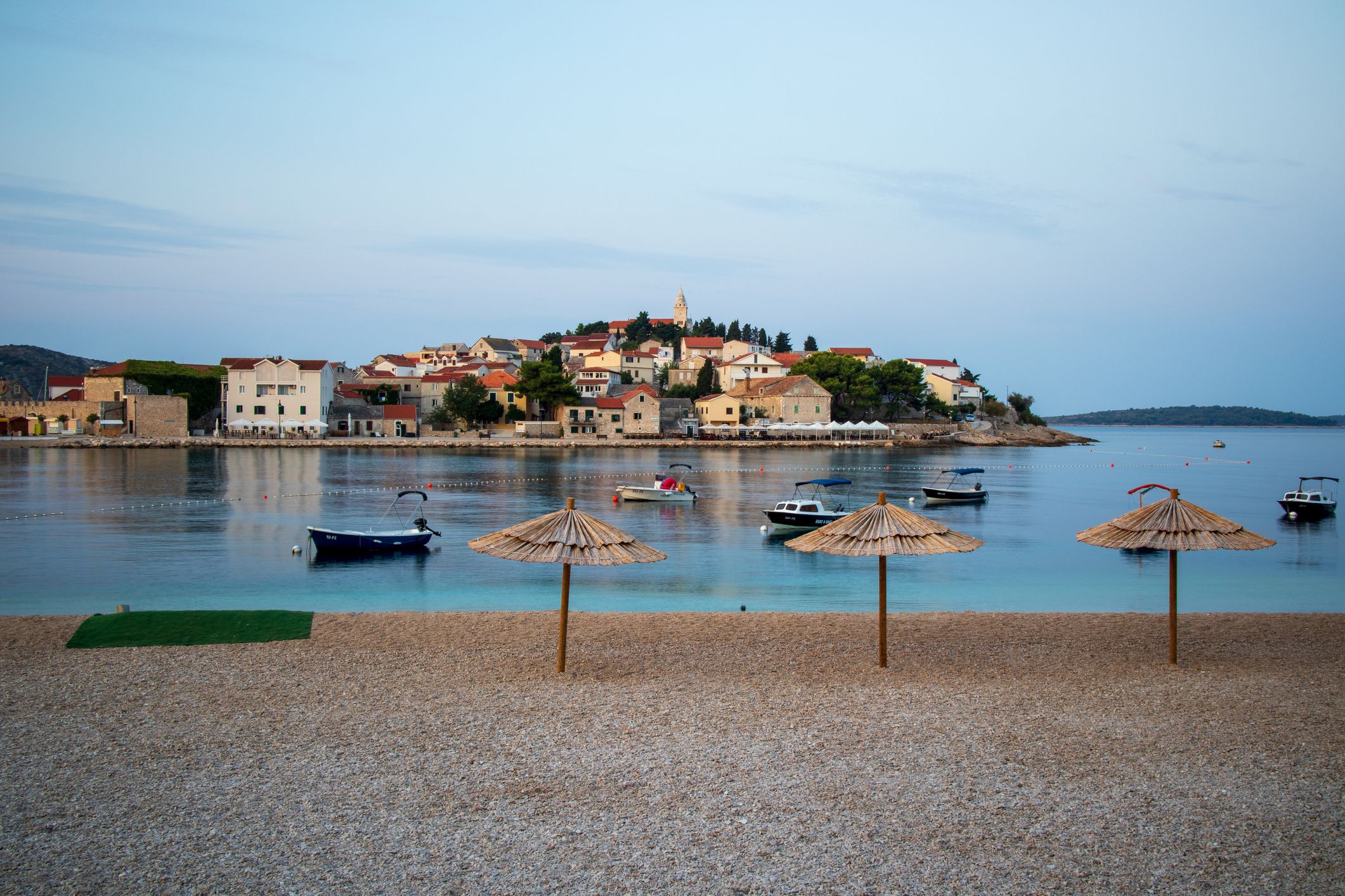 plaža Mala Raduča, Primošten_iStock