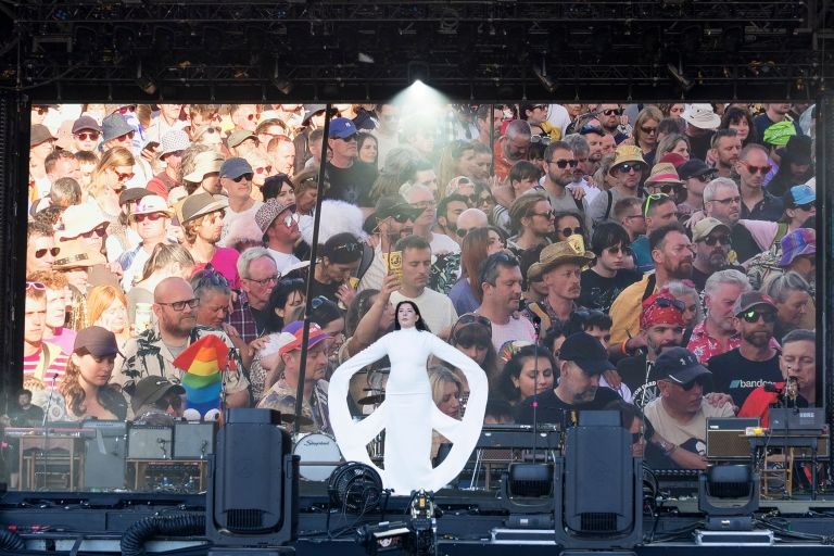 Marina Abramovic Glastonbury performans