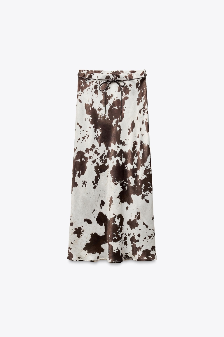Trendi kombinacija suknja i oversized majica Zara