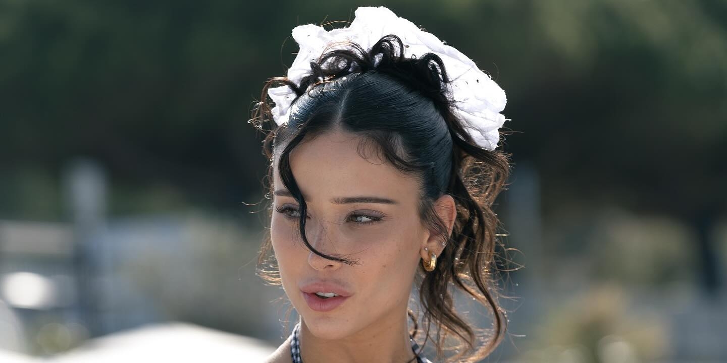 Jumbo scrunchie je omiljeni dodatak za kosu iz 90-ih, a evo kako ga nosimo ove sezone