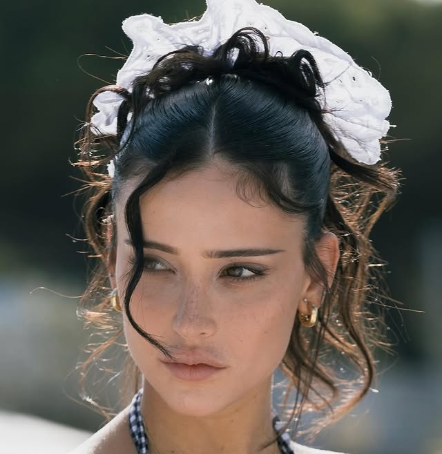 Jumbo scrunchie je omiljeni dodatak za kosu iz 90-ih, a evo kako ga nosimo ove sezone
