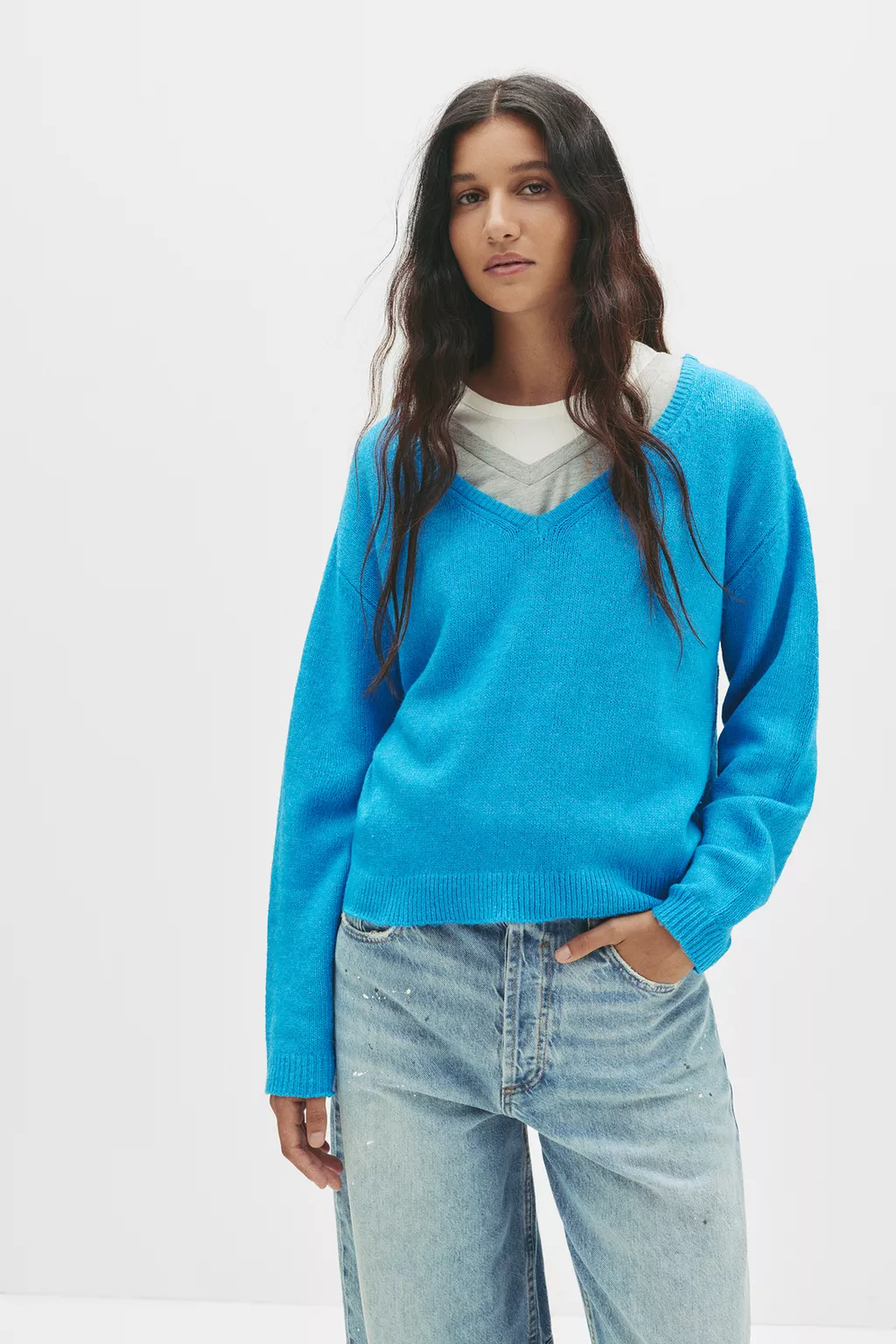 džemper s v izrezom